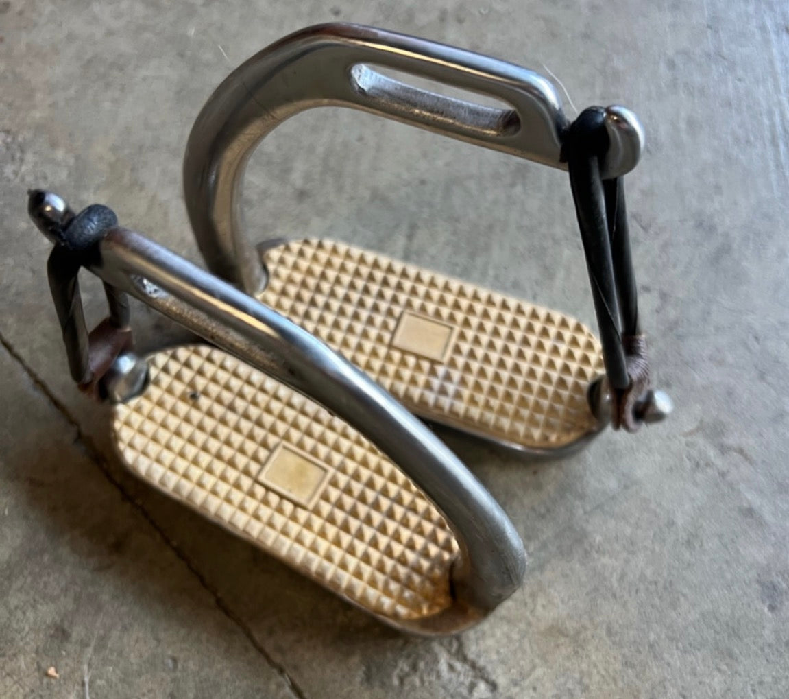 4.5” peacock stirrup irons