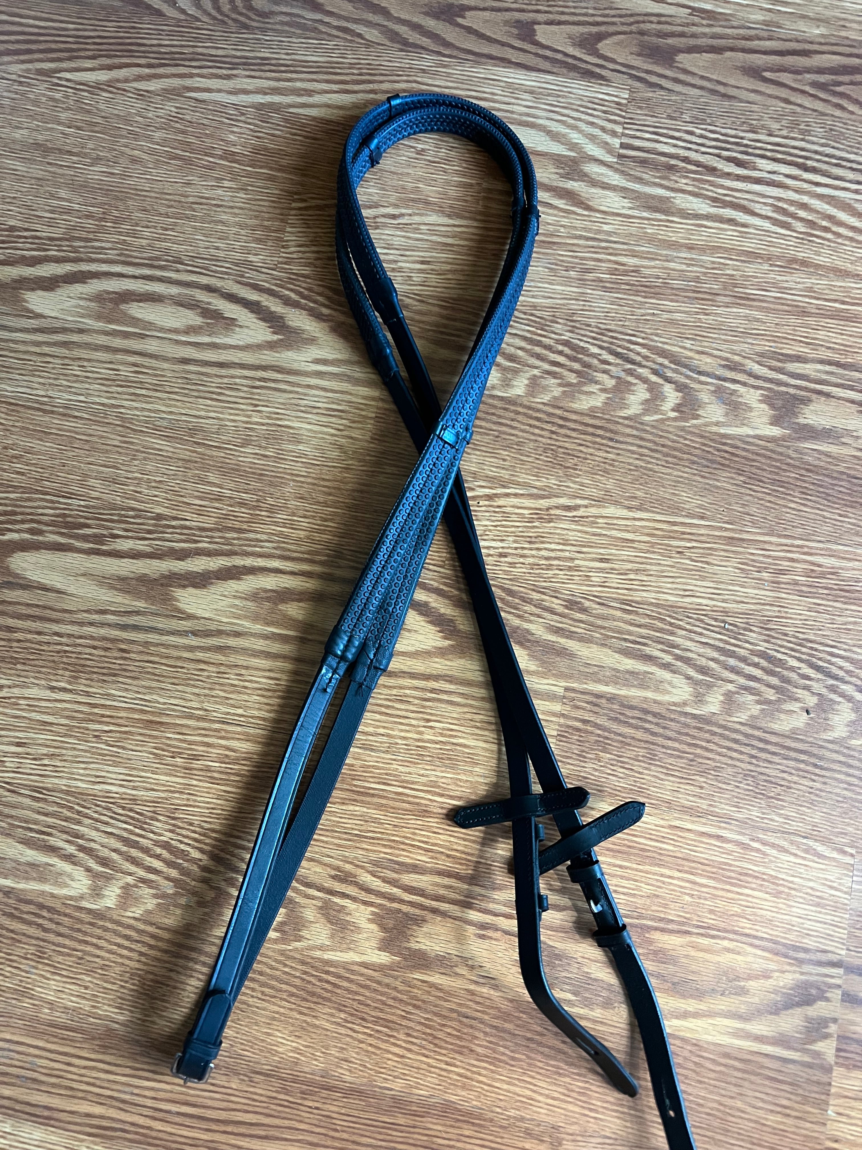 Black 54" Rubber reins with hand stops